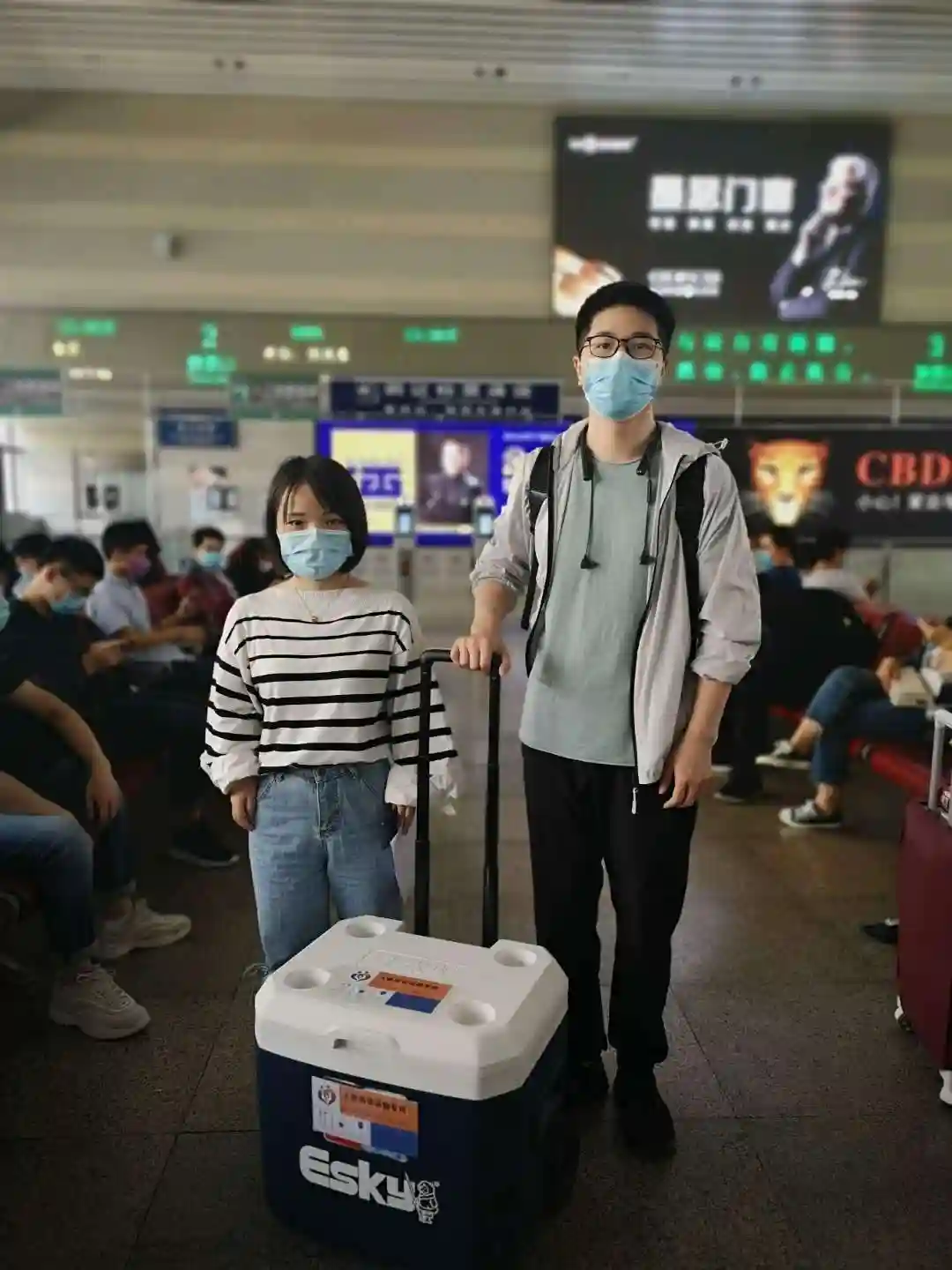 车站带着“器官运输箱”的医生大喊：谁能帮带到郑州？