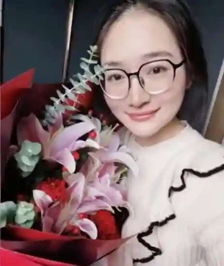 女孩打针怕疼，医生看后深鞠一躬……