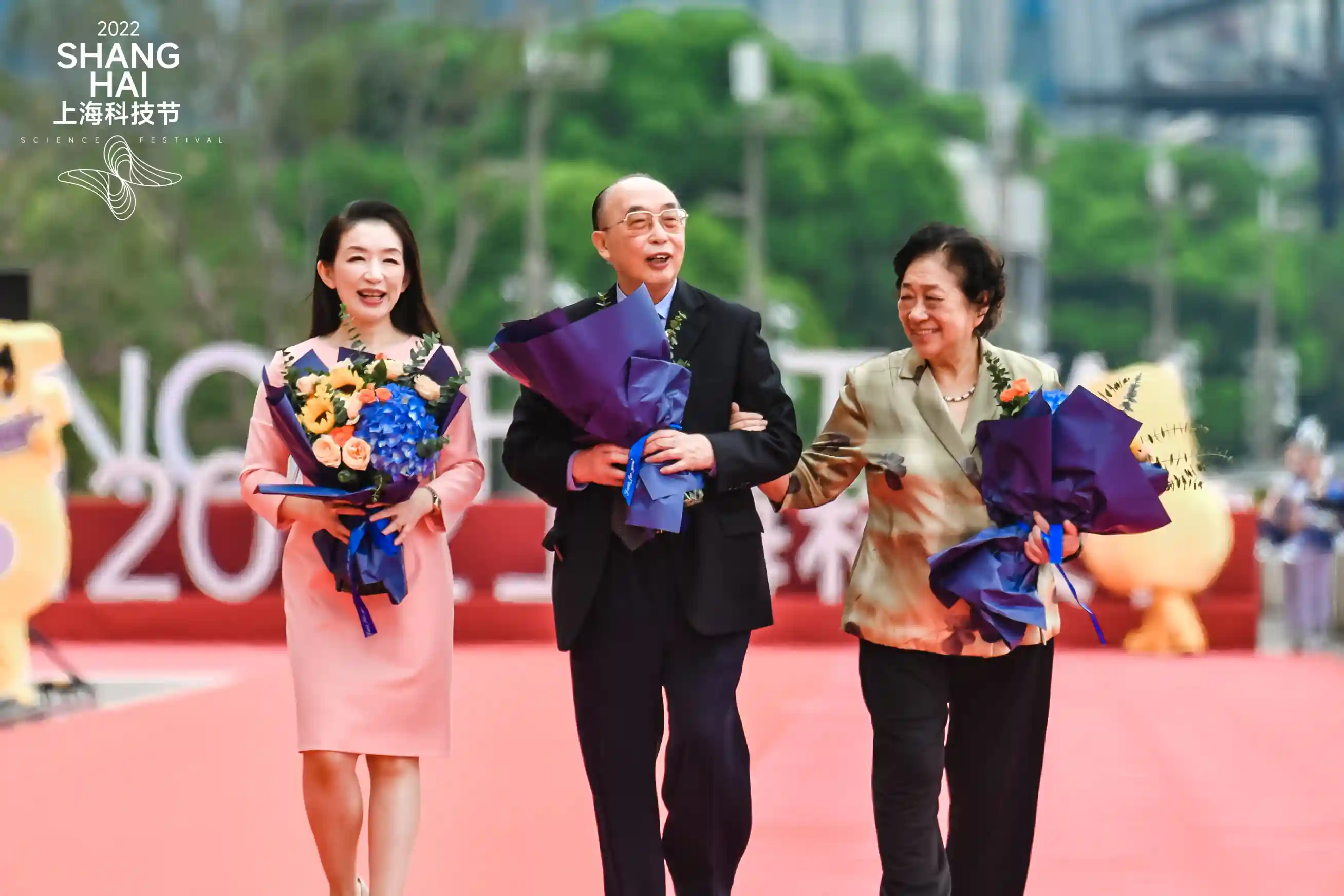 瞧这一家子，都是科学家