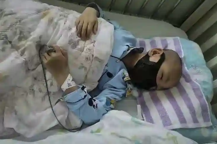 8岁男孩突患重症，经过检查后面临切除睾丸，父母哭诉：无法接受